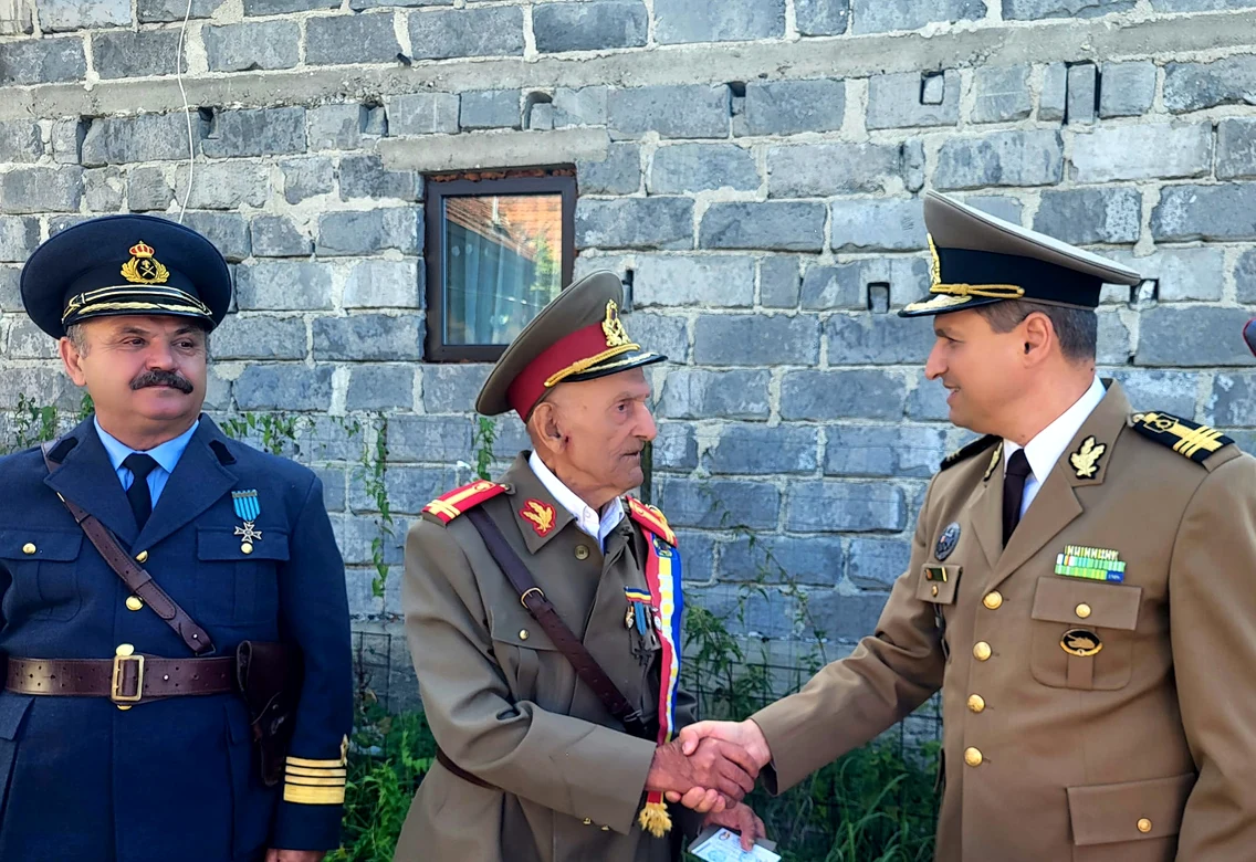 Eroul locotenent-colonel (rtr) Banu V. Ion, sărbătorit la vârsta de 105 ani. FOTO Garnizoana Târgoviște. 