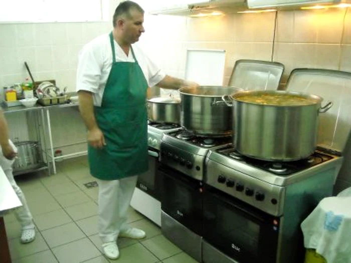 Bucatar pregateste mancarea pentru pensionari