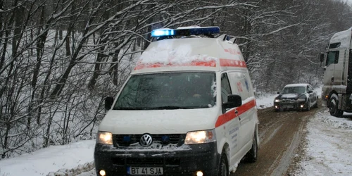 Ambulanţele circulă greu din cauza drumurilor înzăpezite 