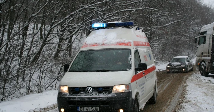 Ambulanţele circulă greu din cauza drumurilor înzăpezite 