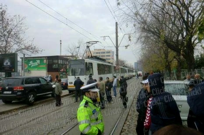 Maşina a fost parcată pe refugiul de tramvai