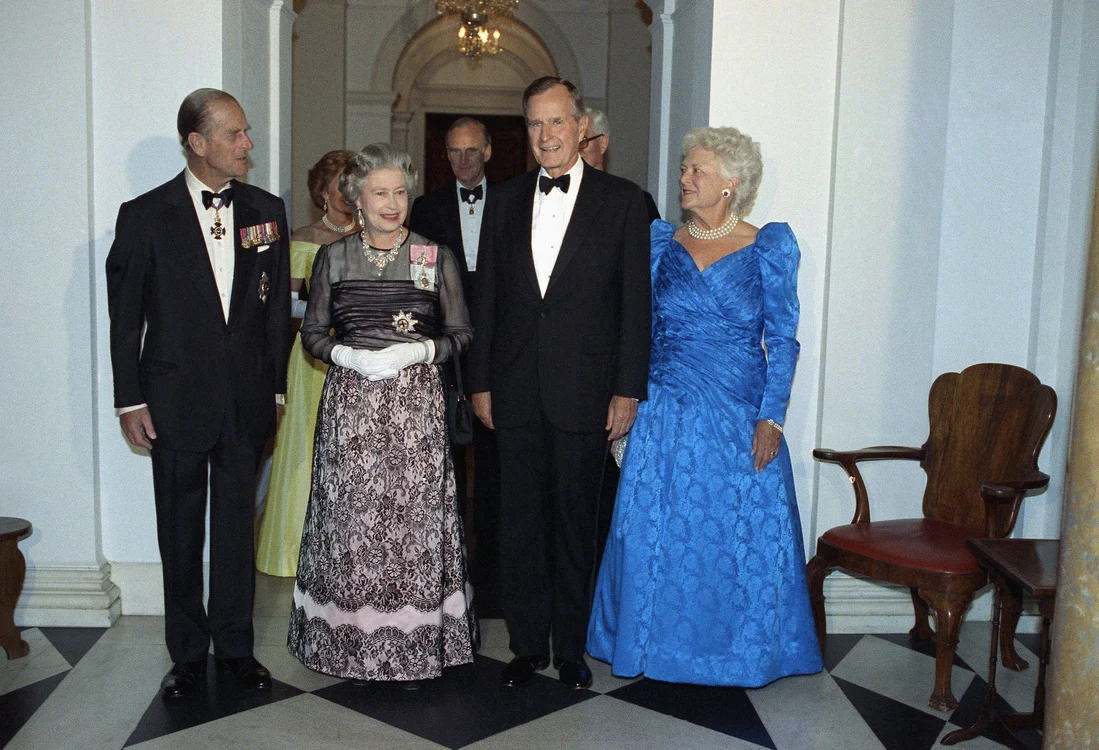 George și Barbara Bush, împreună cu Regina Elisabeta și Prințul Philip