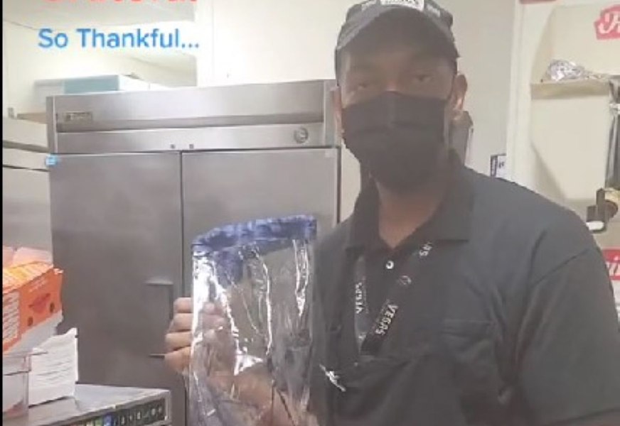 Cum a fost „răsplătit” angajatul unui restaurant cunoscut în toată lumea după 27 de ani de muncă VIDEO