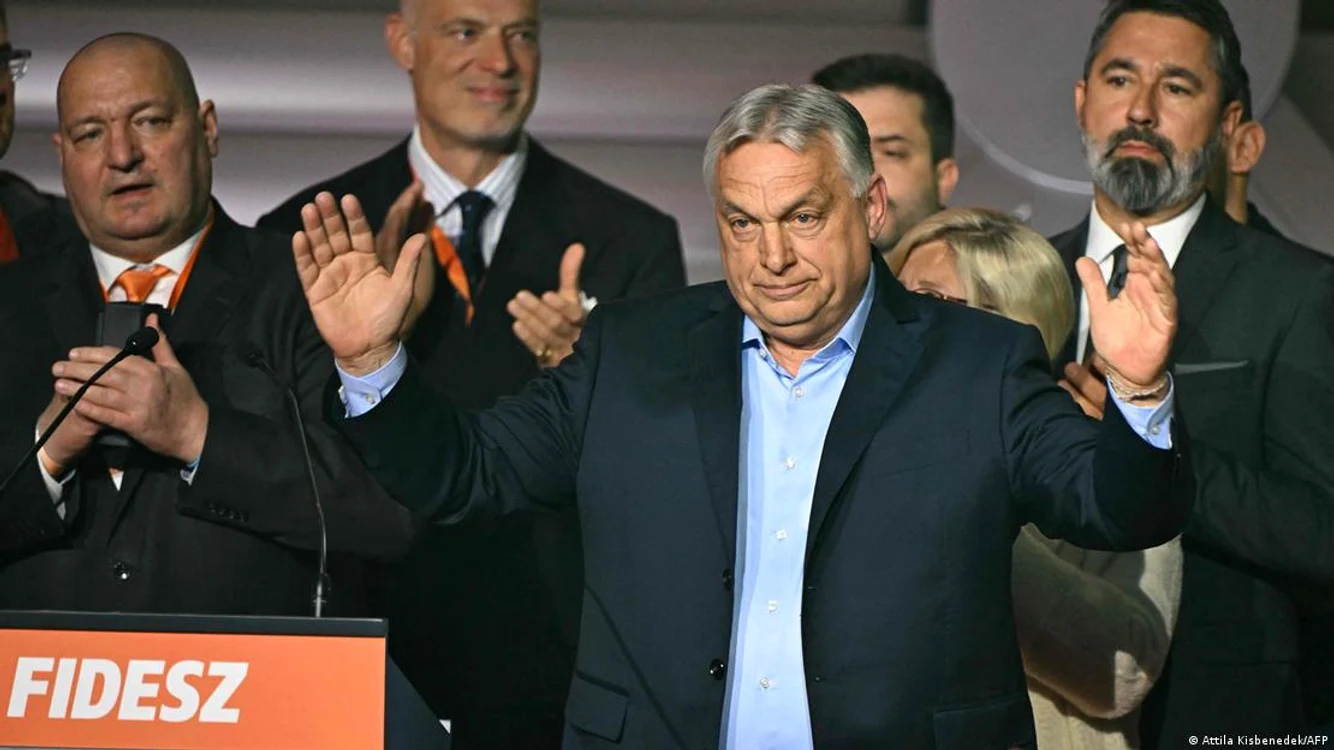 Budapesta, 12 aprilie 2026: Viktor Orban salută susținătorii partidului său, Fidesz