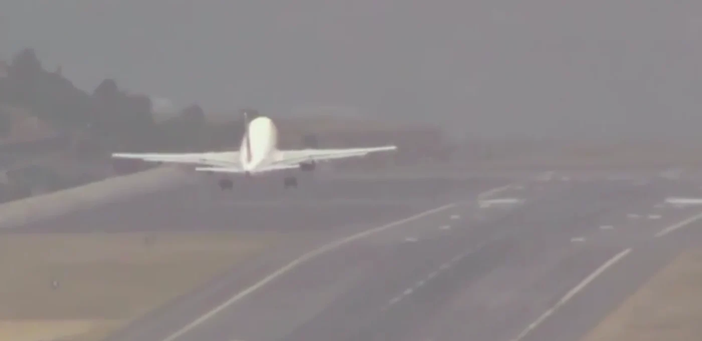 
    Pilotul a avut dificultăți la aterizare din cauza vântuluiFoto: Captură video  