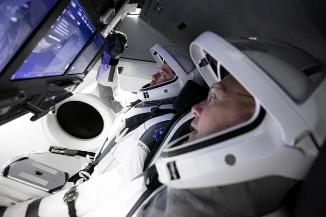 Capsula Crew Dragon, cu cei doi astronauți la bord, ar trebui să revină pe Pământ peste o lună și 4 luni