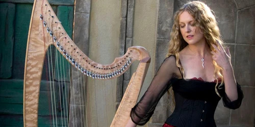 Diana Rowan, celebra harpista irlandeza care canta in spitalele din California, incanta azi valcenii cu muzica si frumusetea ei