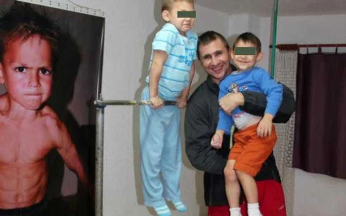 Iulian Stroe, în mijlocul celor doi copii ai săi care practică culturismul, Giuliano (stg.) şi Claudiu (dr.)...