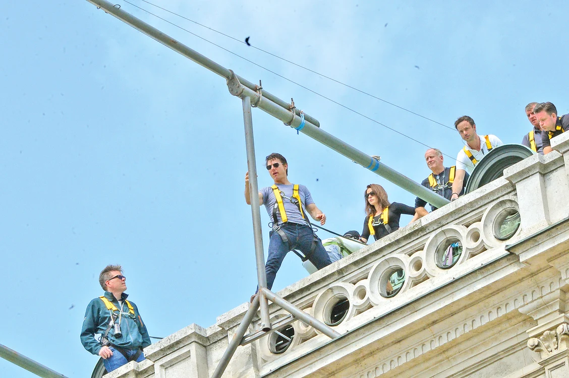 Tom Cruise îşi verifică singur sistemele de siguranţă înainte ca regizorul să spună: „Motor!”Foto: Guliver/Splashnews
