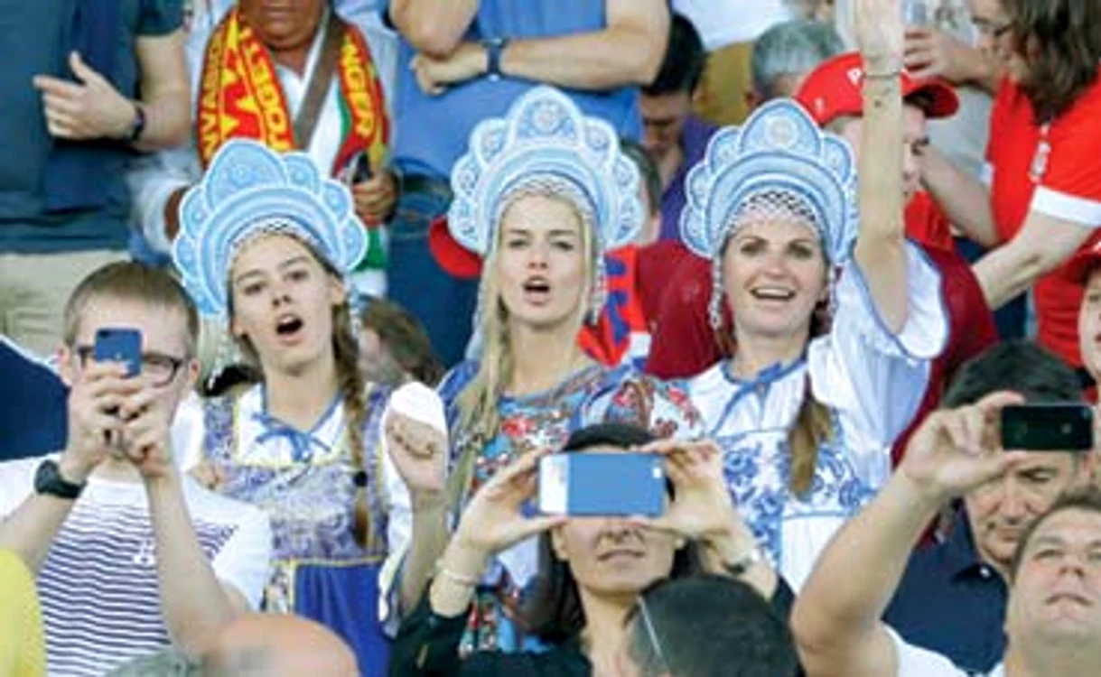 
    Rusia. Cele trei rusoaice  s-au îmbrăcat în  costume tradiționale  la meciul cu Anglia  