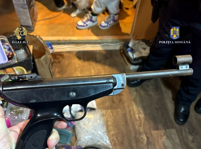 Arme găsite la percheziții FOTO: Poliția Română