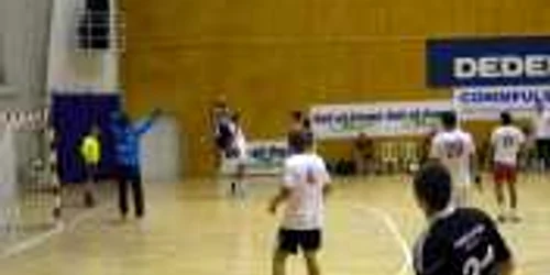 Microbiştii pot urmări meciuri de handbal şi volei la Sala Sporturilor