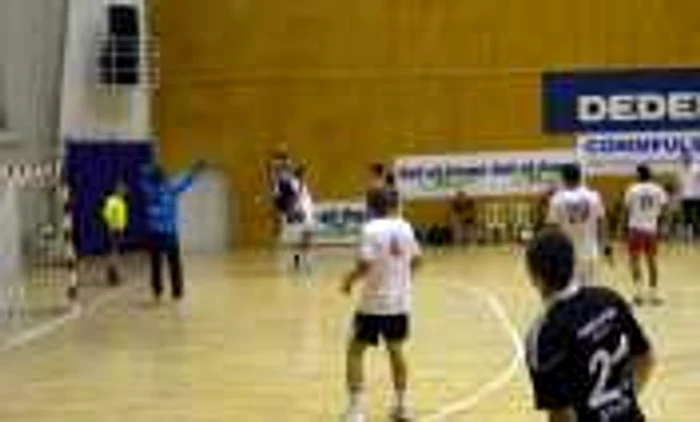 Microbiştii pot urmări meciuri de handbal şi volei la Sala Sporturilor