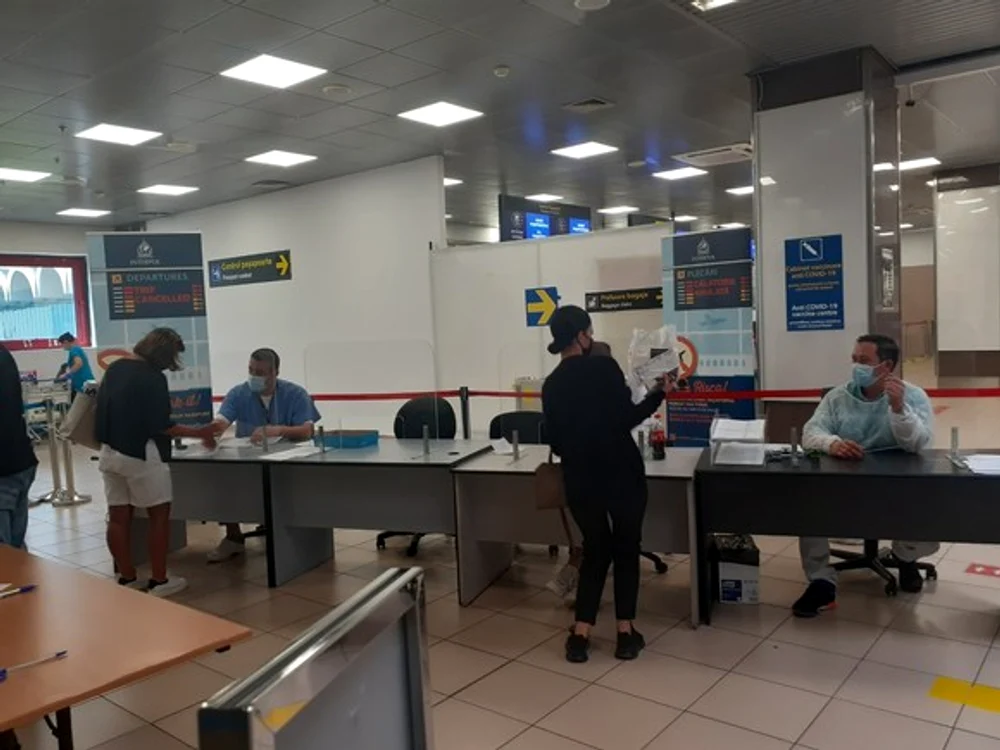 
    Românii care revin din Grecia sunt așteptați în aeroport de medicii de la DSP, care le verifică documentele  