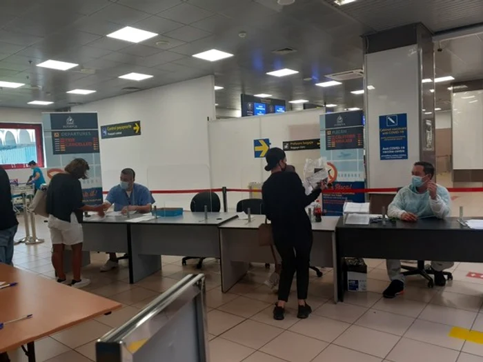 Românii care revin din Grecia sunt așteptați în aeroport de medicii de la DSP, care le verifică documentele