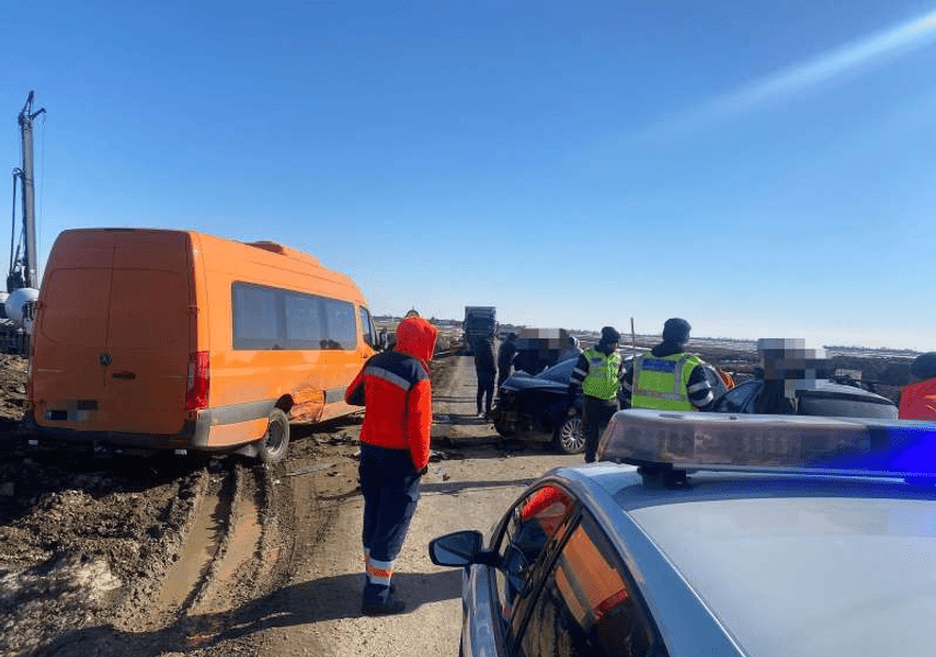 Copil de trei ani şi mama lui, răniţi în urma coliziunii între un autoturism şi un microbuz de călători, în Vrancea 