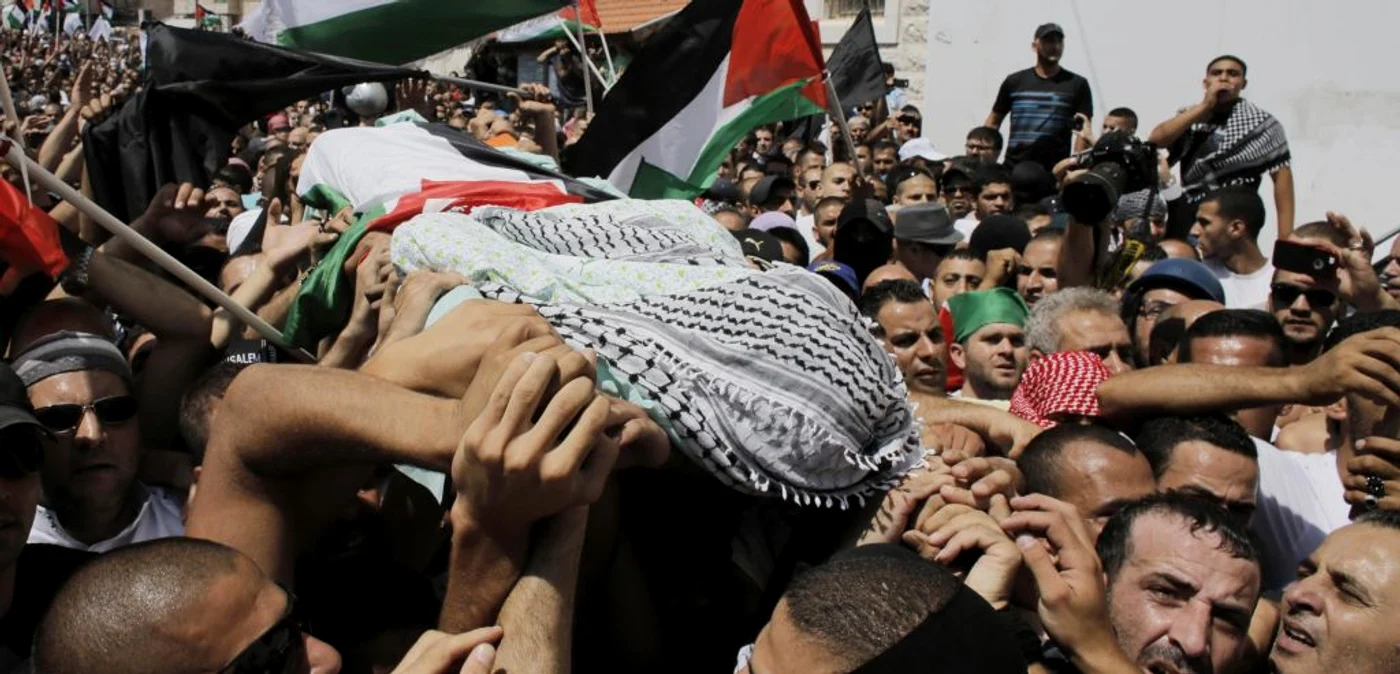 Trupul adolescentului ucis a fost cărat pe braţe de palestinieni, conform tradiţiei