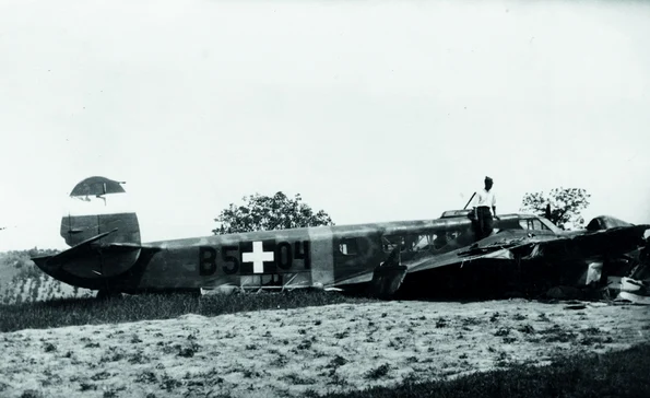 Avionul bimotor maghiar Caproni Ca-135 bis, doborât de locotenentul av. Nicolae Polizu-Micșunești la 28 august 1940