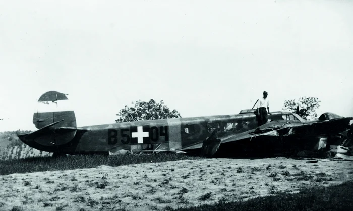Avionul bimotor maghiar Caproni Ca-135 bis, doborât de locotenentul av. Nicolae Polizu-Micșunești la 28 august 1940