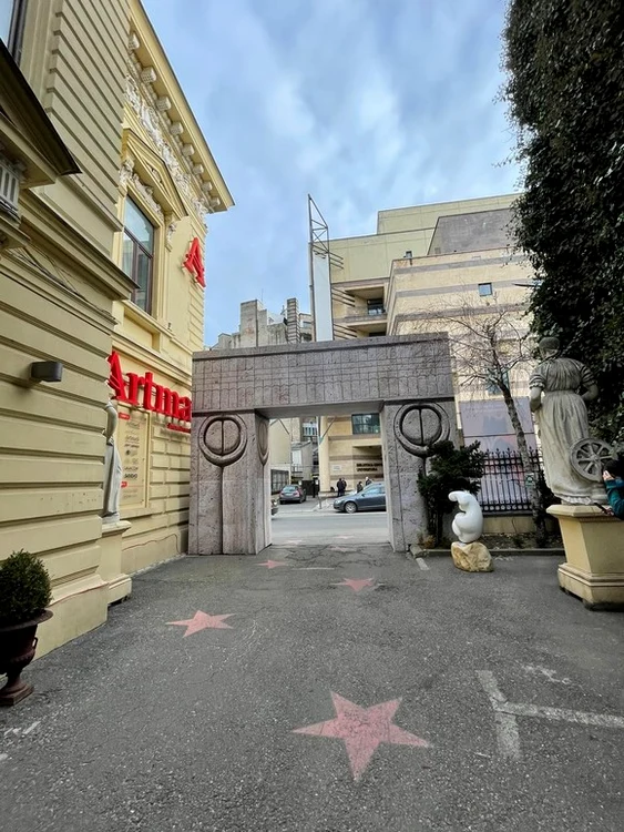 
    Poarta Sărutului a fost realizată de Constantin Brâncuşi în 1938 şi se află la intrarea din parcul oraşului Târgu Jiufoto: Wikipedia  