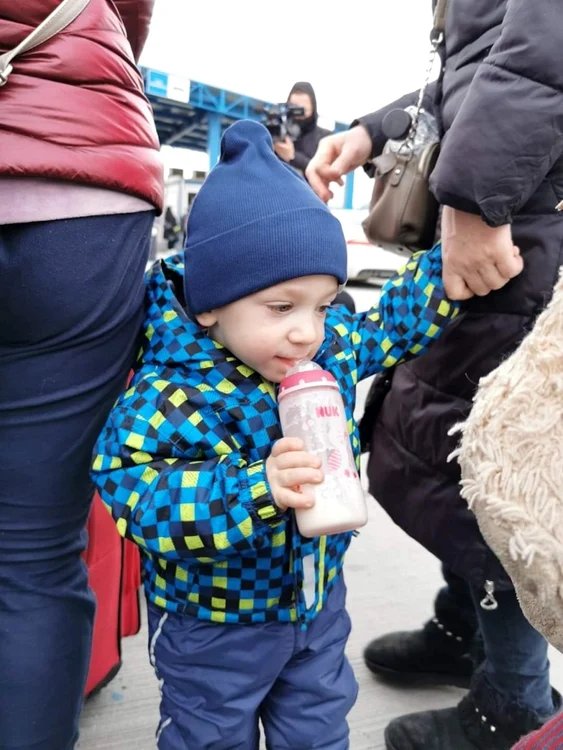 Un copil din Ucraina, scos din calea războiului de mama sa FOTO Edi Musatafa