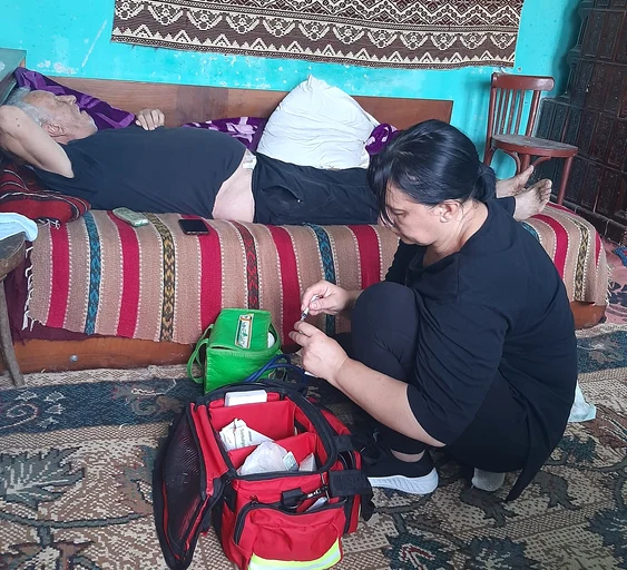 Asistentul medical comunitar ajunge cel mai des în casele sătenilor FOTO: arhiva personală 