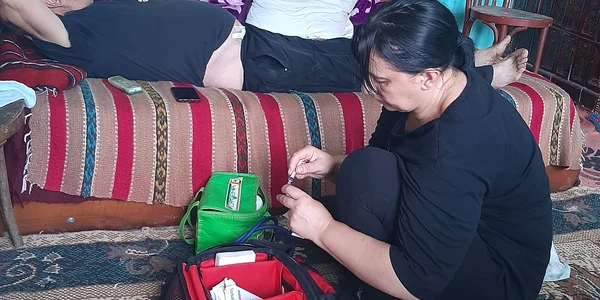 asistentul comunitar chivuta balasoiu la domiciliul pacientului   foto arhiva personala jpeg