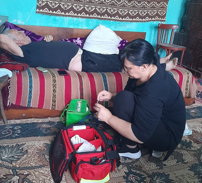 Asistentul medical comunitar ajunge cel mai des în casele sătenilor FOTO: arhiva personală 