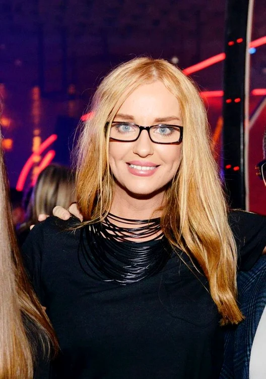 Cu sau fără ochelari, Tania Budi este superbă