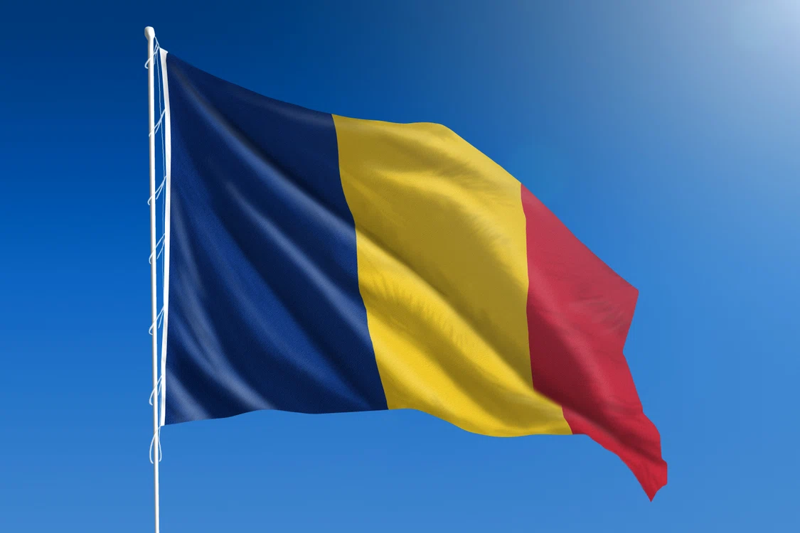 
    Actualul drapel național păstrează dispunerea culorilor pe verticală, așa cum a stabilit-o Carol I, în 1867, după 1990 dispărând de pe steag stema Republicii Socialiste RomâniaFoto:Shutterstock  