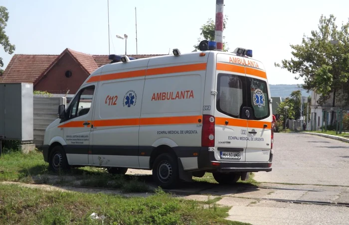 Femeia fost preluată de Ambulanţa Mehedinţi în stare gravă FOTO Corina Macavei