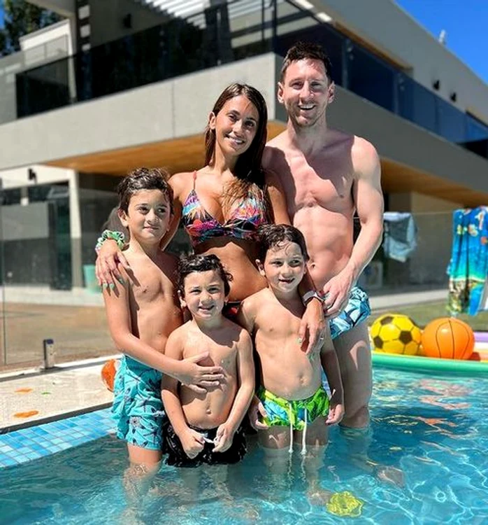 Cei trei băieți ai lui Messi s-ar bălăci toată ziua în piscina casei familiei (FOTO: Instagram)