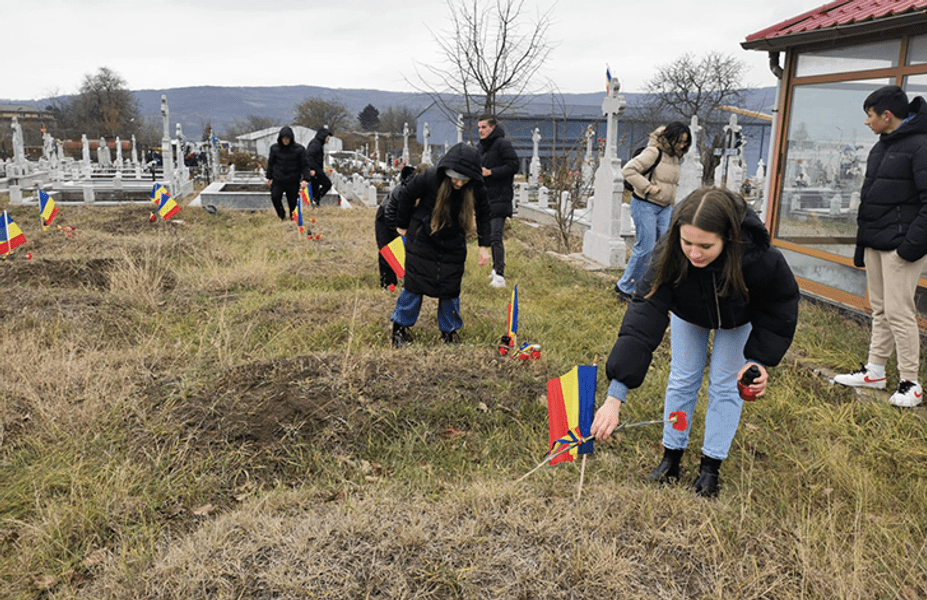 Steaguri tricolore pe mormintele eroilor. Lecția de civism a unor liceeni, de Ziua Națională a României