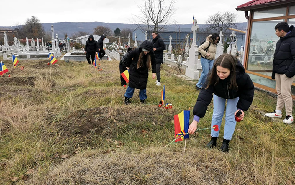 Elevii au omagiat prin gestul lor jertfa eroilor FOTO Vremea Nouă