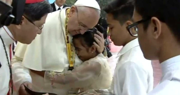 Papa Francisc a îmbrăţişat-o pe fetiţa din Manila