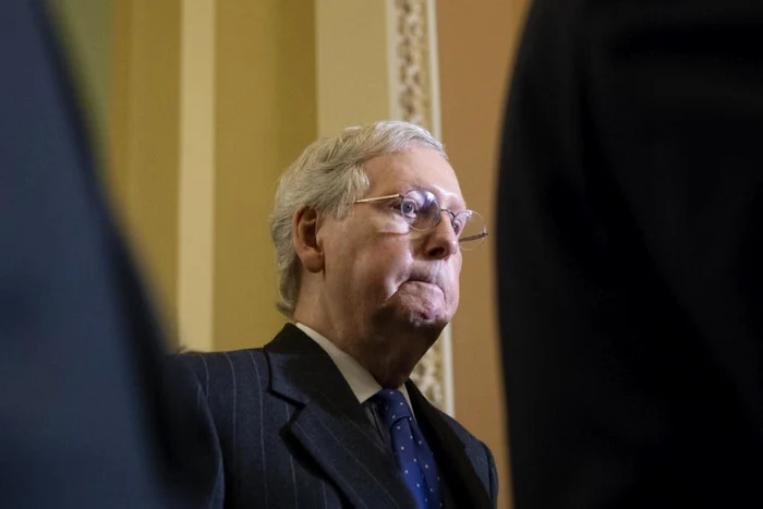 Mitch McConnel, liderul senatorilor republicani, şi-ar putea vedea planurile date peste cap, FOTO EPA-EFE