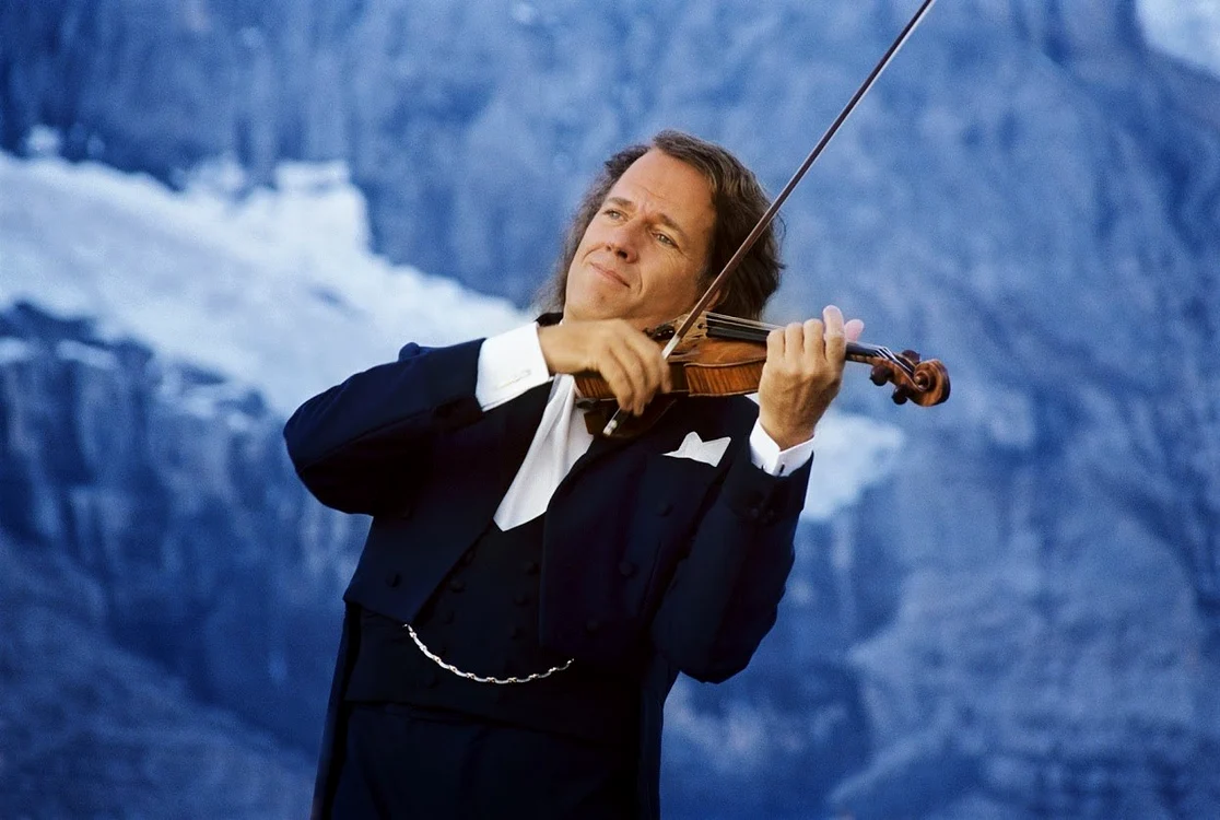 
    Andre Rieu, în faţa clubului bucureştean Foto Captură Digi24  