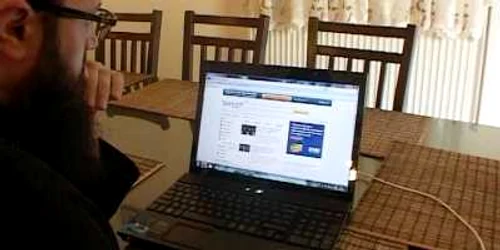 Macarie Şotârcă, stareţul Schitului Sfântul "Ioan Rusul" citeşte pomelnicele on-line