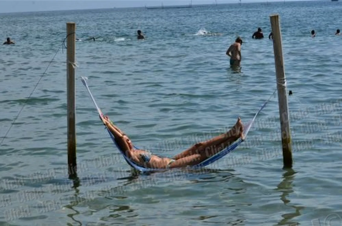 Ultima fiţă la mare! Hamacul în apă! (FOTO Alex Muscaliu)
