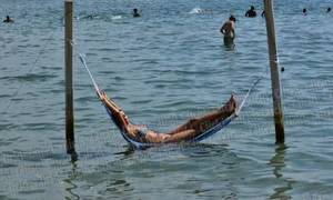 Ultima fiţă la mare! Hamacul în apă! (FOTO Alex Muscaliu) jpeg