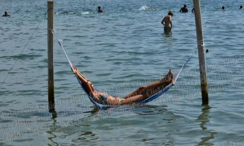 Ultima fiţă la mare! Hamacul în apă! (FOTO Alex Muscaliu) jpeg