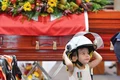 Micuța Charlotte,  la funeraliile tatălui  jpeg