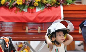 Micuța Charlotte,  la funeraliile tatălui  jpeg