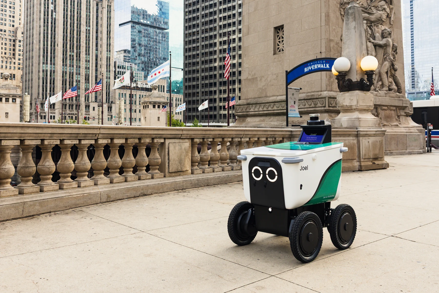 Incident viral în Chicago: un robot de livrări a distrus o stație de autobuz. Mii de localnici cer oprirea acestora