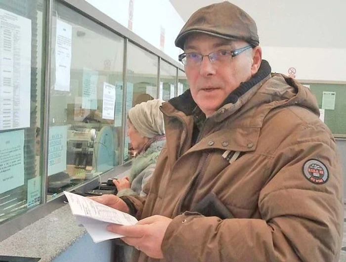 
    Mihai Dimitriu a fost printre primii la ghişeul de taxe. El a plătit cu 25% mai mult decât anul trecutFoto Dan L. Brumar  