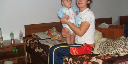 Ana-Maria şi băieţelul ei, Dănuţ, în centrul care, de o lună, le este casă