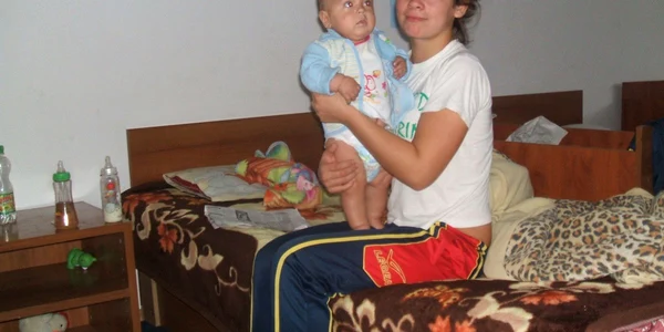 Ana-Maria şi băieţelul ei, Dănuţ, în centrul care, de o lună, le este casă