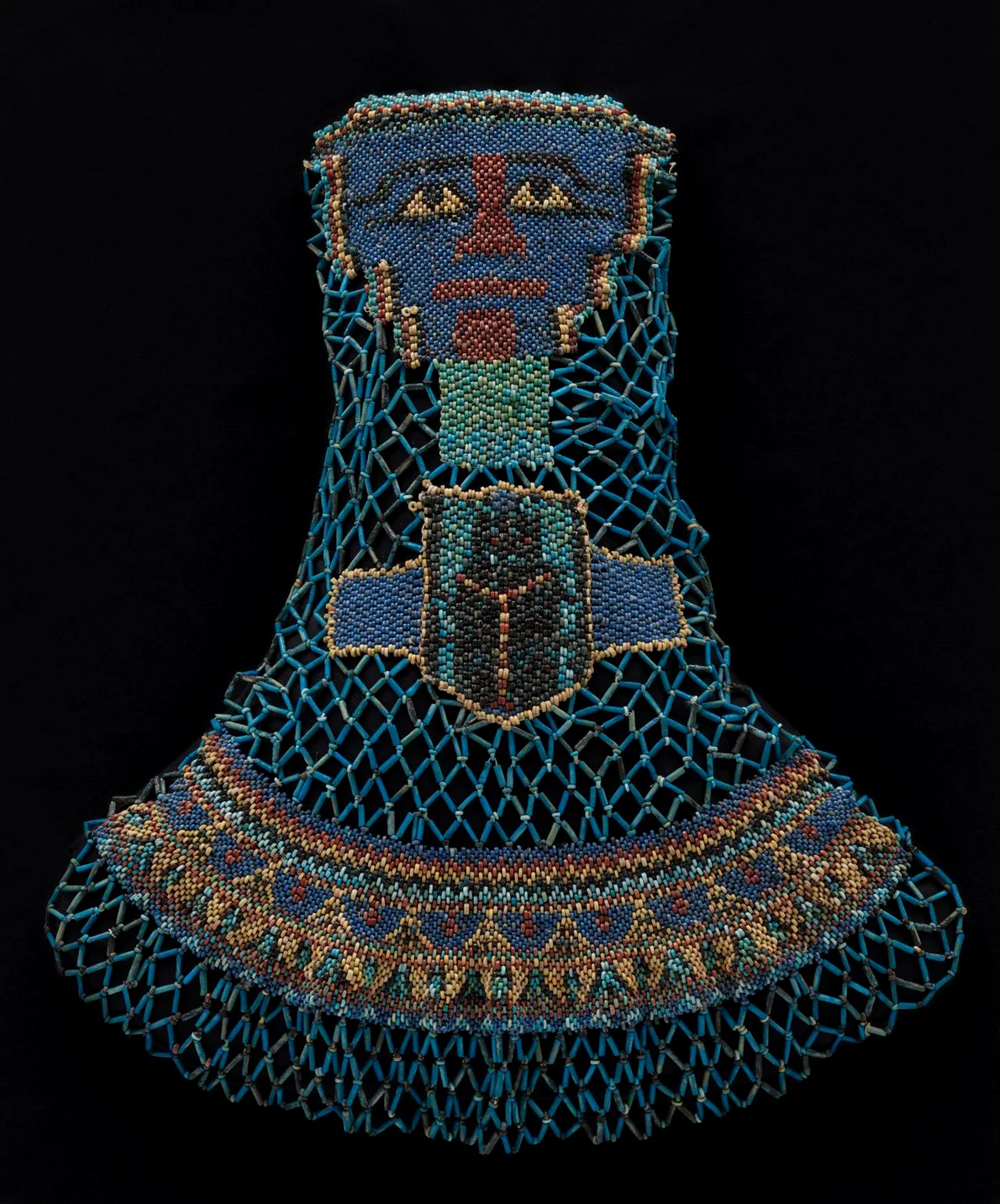 Giulgiul funerar egiptean din plasă de mărgele (© Art Institute of Chicago, Gift of Henry H. Getty and Charles L. Hutchinson / CC0, Public Domain)