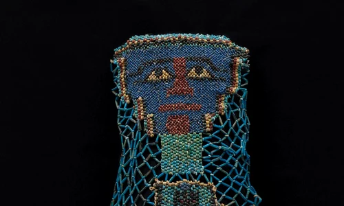 Giulgiul funerar egiptean din plasă de mărgele (© Art Institute of Chicago, Gift of Henry H. Getty and Charles L. Hutchinson / CC0, Public Domain)