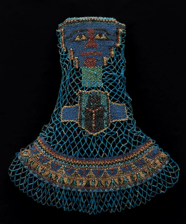 Giulgiul funerar egiptean din plasă de mărgele (© Art Institute of Chicago, Gift of Henry H. Getty and Charles L. Hutchinson / CC0, Public Domain)